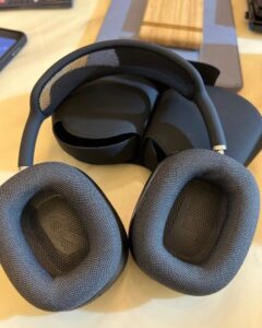 Do Bluetooth headphones use more batteries than a wired headset